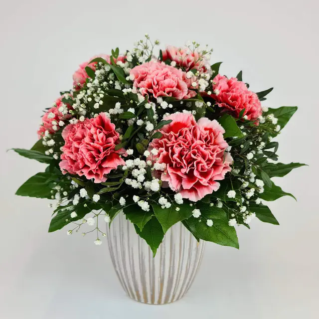 Blumenstrauß mit farbigen Nelken